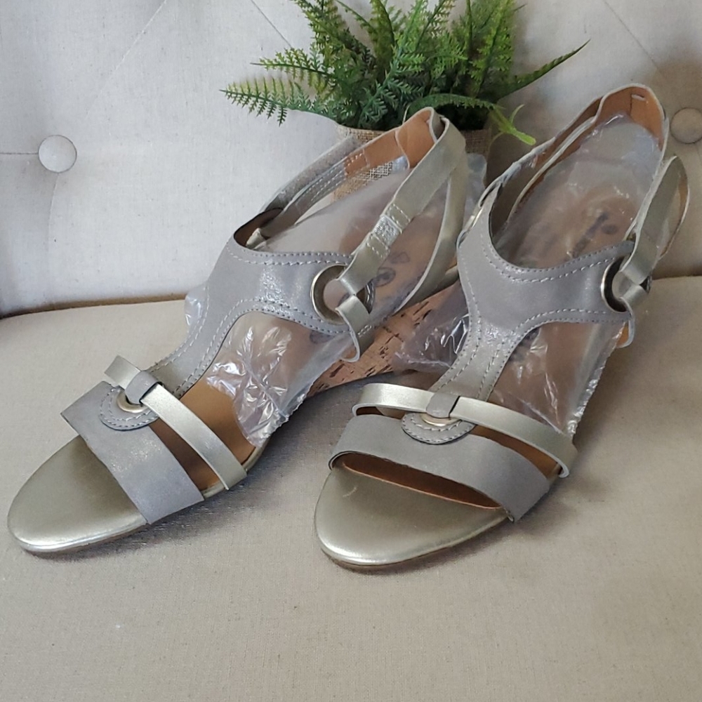 Naturalizer sandal style heels silver tone size 8.
